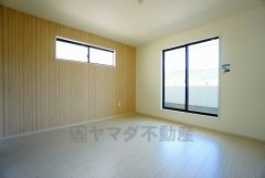 寛ぎの時間を紡ぎだす主寝室は、大型ベッドを置いても余裕の広さを確保しています。