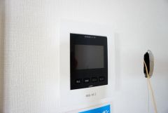 防犯性、セキュリティ対策に安心できるテレビモニター付きインターフォンです。セールスマン対策にもなり安心できます。