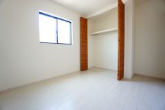 暖かい日差しが差し込む洋室。たっぷり収納できるクローゼット付きでお部屋の中をすっきりと快適に保てます。