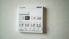 浴室暖房乾燥機付き。天候に左右されず、いつでも好きなときに洗濯物を干せるので、仕事や家事で忙しい方に重宝します。