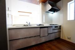 対面式キッチンなのでリビングにいるご家族とコミュニケーションを取りながら洗い物や、お料理が楽しめそうですね＾＾