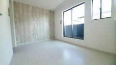 寛ぎの時間を紡ぎだす主寝室は、大型ベッドを置いても余裕の広さを確保しています。