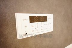 湯量・湯温の設定、そして保温までワンタッチのフルオートバス。便利な追い炊き機能付きです。