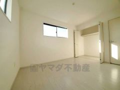 暖かい日差しが差し込む洋室。たっぷり収納できるクローゼット付きでお部屋の中をすっきりと快適に保てます。