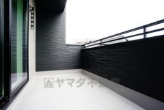 陽当たりの良いバルコニーです。お洗濯やお布団干しはもちろん、日光浴スペースにも。足元は防水工事施工済です。