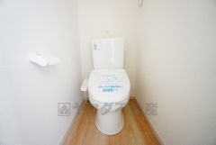 温水洗浄機付トイレです。節水機能もあるので、安心して使えますね。もちろん、1階2階の2ヶ所にトイレがあるので、忙しい朝にもゆとりができますね。