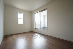 同仕様写真。ご夫婦お二人のプライベートシーンを演出する寝室は、大容量のウォークインクローゼット付き。