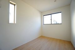 2面採光を確保した明るい室内は、風通しも良く、大変居心地の良い空間となっております。爽やかな風を感じて起きる朝は、快適生活の始まりに。