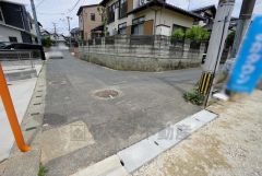 現地（2025年6月6日）撮影。大型車の通行が少なく、騒音や振動が少ないので静かで快適な生活を送れます。