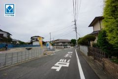 現地（2025年10月7日）撮影。住人以外の車の進入も少なく、小さなお子様を持つご家庭にも安心です。