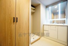 三面鏡つき洗面台。鏡裏にたっぷりとした収納スペースがあります。鏡を閉めてしまえば小物は見えないため、スッキリとした印象の洗面台にできます。