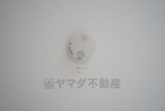 火災による煙や熱を感知して、警報音やブザー等で火災の発生を知らせてくれる火災警報器。