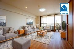 家具はイメージです。大きな窓のあるリビングは、陽光あふれる明るい空間です。居心地良く、ご家族皆がゆったり寛げる憩いの空間となりそうです。