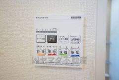 浴室暖房乾燥機付き。天候に左右されず、いつでも好きなときに洗濯物を干せるので、仕事や家事で忙しい方に重宝します。