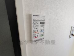 浴室暖房乾燥機付き。天候に左右されず、いつでも好きなときに洗濯物を干せるので、仕事や家事で忙しい方に重宝します。