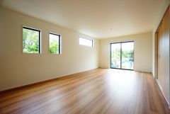 大きな掃き出し窓のあるリビングは、陽光あふれる明るい空間です。ゆったりと寛げる憩いの場となりそうです＾＾