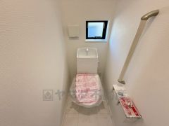 温水洗浄機付トイレです。節水機能もあるので、安心して使えますね。もちろん、1階2階の2ヶ所にトイレがあるので、忙しい朝にもゆとりができますね。