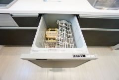 食事の後の手間を解消する食器洗い乾燥機付。冬場の洗い物で手荒れの悩みもなくなります。手洗いよりも節約できて便利。