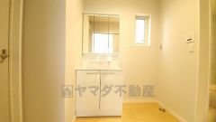 三面鏡つき洗面台。鏡裏にたっぷりとした収納スペースがあります。鏡を閉めてしまえば小物は見えないため、スッキリとした印象の洗面台にできます。