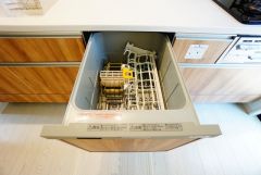 食事の後の手間を解消する食器洗い乾燥機付。冬場の洗い物で手荒れの悩みもなくなります。手洗いよりも節約できて便利。
