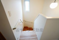 小さなお子様やご高齢の方でも安心できる、手すり付き階段。段差も低めで設定されており、安全性にも優れています。