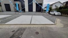 駐車スペースはゆとりある2台分を確保。マイカー用に、お客さま用に、余裕を持ってご利用いただけます。