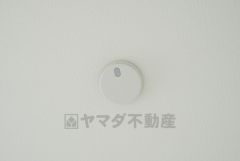 火災による煙や熱を感知して、警報音やブザー等で火災の発生を知らせてくれる火災警報器。