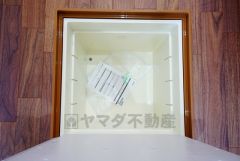 同仕様写真。キッチンにある床下収納は、居住スペースを減らさずに買い置きの調味料や非常食などを保管することができます。
