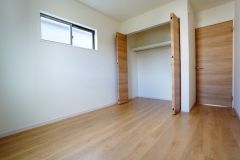 同仕様写真。暖かい日差しが差し込む洋室。たっぷり収納できるクローゼット付きでお部屋の中をすっきりと快適に保てます。
