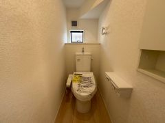 温水洗浄機付トイレです。節水機能もあるので、安心して使えますね。もちろん、1階2階の2ヶ所にトイレがあるので、忙しい朝にもゆとりができますね。