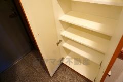 壁一面に設けた大容量のシューズクローゼットは実用性と機能性を兼ね備えています。急な来客でも、いつも整頓された玄関でお出迎えができます。