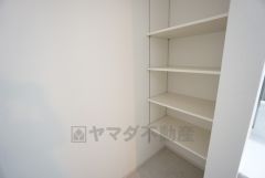 同仕様写真。便利な洗面室収納。散らかりがちなバスタオルや清掃用品、化粧品や予備のシャンプー等もきれいに整頓できますね。