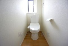 温水、暖房、ウォシュレット付の高機能トイレです。もちろん各階にトイレがあるので、忙しい朝の混雑を避けることが出来ます。