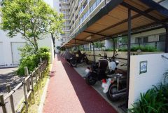 敷地内に屋根付きのバイク置き場を完備。雨や汚れから愛車を守りながら安心して保管できます。外出時にもスムーズに利用できます。