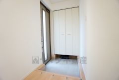 白を基調とした明るい玄関です。大容量のシューズボックスは家族全員の増えがちな靴や物をすっきり収納できます。