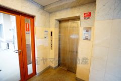 重い荷物を運ぶのにも便利なエレベーター付です。