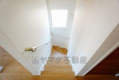 同仕様写真。小さなお子様やご高齢の方でも安心できる、手すり付き階段。段差も低めで設定されており、安全性にも優れています。