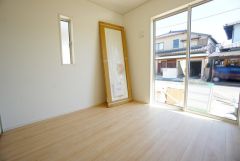 2面採光を確保した明るい室内は、風通しも良く、大変居心地の良い空間となっております。日当たりがよく、子供部屋としての利用もおすすめ。