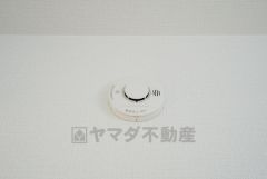 火災発生をいち早く知らせてくれる火災報知器は標準装備です。