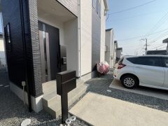 家の顔となる玄関扉がかっこいいと、たくさんの人を招き入れたくなりますね＾＾奥まって設置されており、雨にも濡れにくくなっています。
