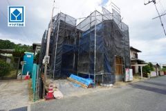 現地（2025年8月5日）撮影。車通りが少なく、安心してお子様とお散歩できる閑静な住宅地。最新の設備で気持ちの良い新生活を送りませんか。