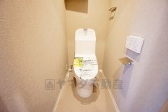 壁リモコンタイプのウォシュレット付き。すっきりした見た目で、トイレ奥の掃除もしやすいです。
