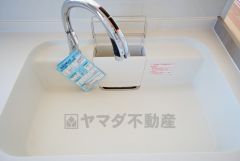 色も形もキレイなシンクは、広さも確保しているので、大きめの鍋も簡単に洗えます。