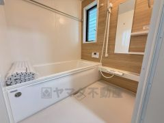 1日の疲れを癒すくつろぎのバスルーム。足を伸ばしてもゆったりと入れるサイズです。お子様と一緒にお風呂に入っても狭くないですね^^