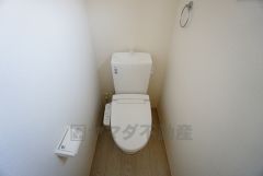 温水洗浄機付トイレです。節水機能もあるので、安心して使えますね。もちろん、1階2階の2ヶ所にトイレがあるので、忙しい朝にもゆとりができますね。