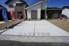 駐車スペースはゆとりある2台分を確保。マイカー用に、お客さま用に、余裕を持ってご利用いただけます。