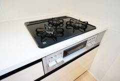 3種類の料理が同時に調理できる、3口ガスコンロ。忙しい夕食の支度時間が短縮できて嬉しいですね。