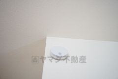 火災発生をいち早く知らせてくれる火災報知器は標準装備です。