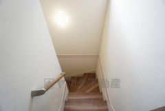 同仕様写真。小さなお子様やご高齢の方でも安心できる、手すり付き階段。段差も低めで設定されており、安全性にも優れています。