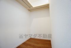 同仕様写真。収納力豊富なウォークインクローゼット。洋服や小物などを1箇所にまとめて美しい収納を実現します。スーツケースのような大型の荷物も置けます＾＾